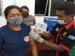 Warga-sedang-menerima-vaksin-yang-diselenggarakan-oleh-Polres-Sikka.jpg