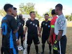 Wasit-saat-memberikan-arahkan-kepada-kedua-Kapten-tim.jpg