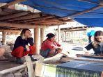 Wisatawan-asal-Perancis-Bule-belajar-menenun-di-Kampung-adat-tradisional-Ngegedhawe.jpg
