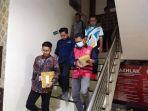 ersangka-AFD-mengenakan-rompi-saat-dilakukan-penahan-oleh-Jaksa-Penyidik-Kejari-Manggarai.jpg