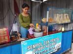Osin, Gadis Muda Asal Ruteng yang Berjualan Sempol dan Pentol di Labuan Bajo