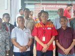 pose-bersama-usai-grand-opening-perdana-Alfamart.jpg