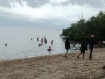 sejumlah-warga-di-Mbay-menikmati-wisata-Pantai-KotaJogo-Desa-Anakoli.jpg