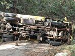 truk-bermuatan-pasir-dan-semen-terbalik-di-wilayah-Buesoge-Sikka.jpg