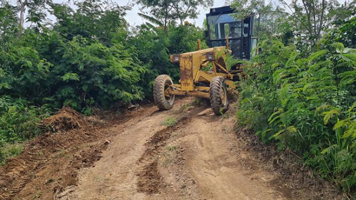 Anggota TNI melakukan finishing akses jalan Kampung Reje Guru, Kabupaten Bener Meriah. 2