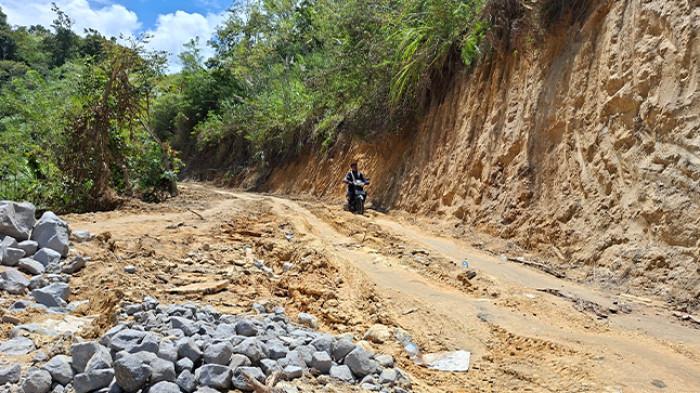 Anggota TNI melakukan finishing akses jalan Kampung Reje Guru, Kabupaten Bener Meriah. 3