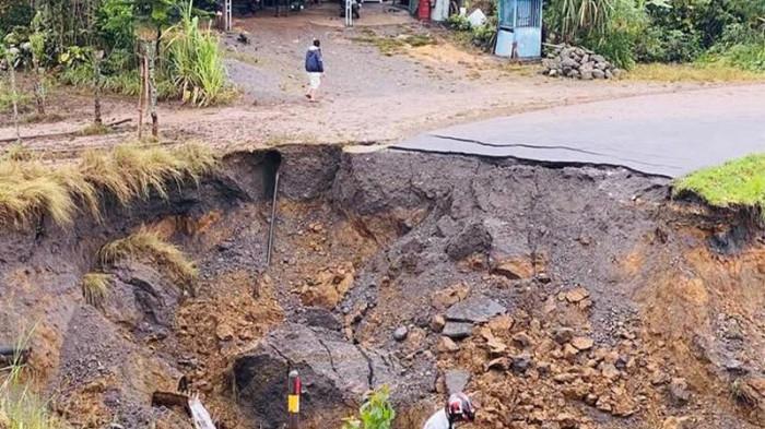 JALAN RUSAK PARAH - Kerusakan parah di Kecamatan Permata, Kabupaten Bener Meriah, Provinsi Aceh, Indonesia. Foto kiriman Ansar Salihin