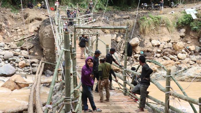 JEMBATAN DARURAT WARGA MESIDAH