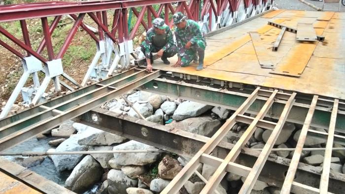 Masyarakat bersama aparat TNI mulai memperbaiki jembatan darurat tipe bailey