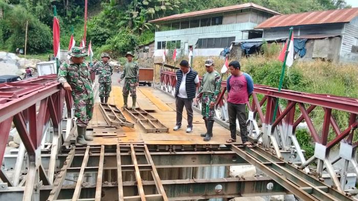 Masyarakat bersama aparat TNI mulai memperbaiki jembatan1