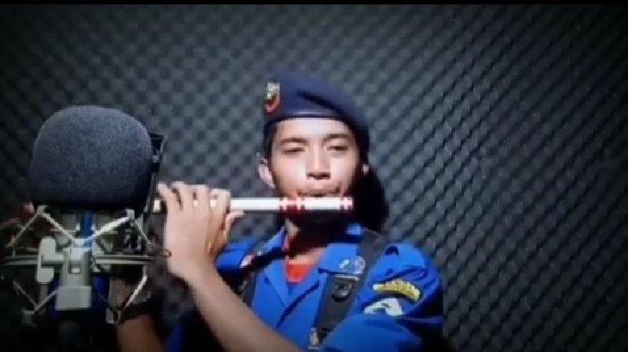 Jago Mainkan Suling Gayo, Petugas Pemadam Kebakaran Asal Bener Meriah Ini Viral di Media Sosial