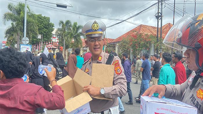 POLISI BAGIKAN AIR 2