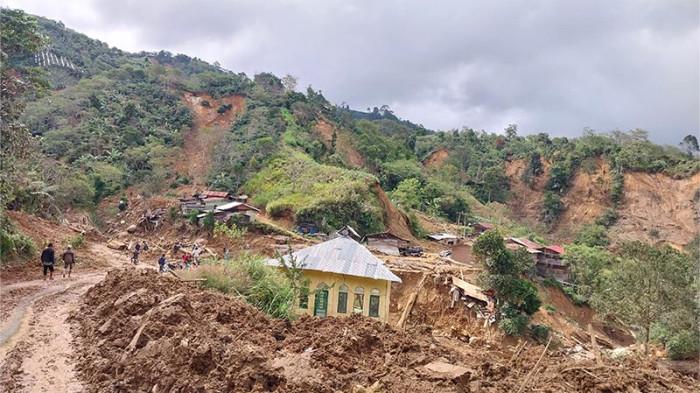 RUMAH RUSAK - Kondisi rumah warga rusak usai dihantam bencana banjir bandang dan tanah longsor di Kabupaten Bener Meriah, Rabu (3/12/2025).