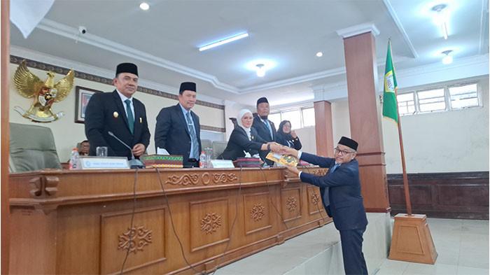 RAPAT PARIPURNA DPRK - Fraksi Gabungan Keramat Mupakat DPRK Aceh Tengah menyatakan menerima Rancangan Qanun tentang Rencana Pembangunan Jangka Menengah Kabupaten (RPJMK) Aceh Tengah Tahun 2025–2029. Namun, disertai sejumlah catatan strategis dan evaluasi terhadap dokumen perencanaan tersebut.
Dalam rapat paripurna yang digelar di ruang sidang DPRK, Senin (4/8/2025).