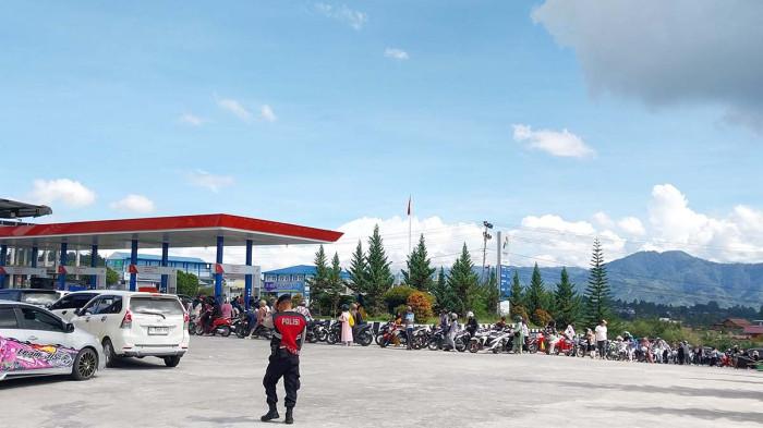 Suasa warga mengantri di SPBU Pante Raya 22