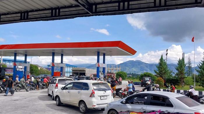 Suasa warga mengantri di SPBU Pante Raya 33