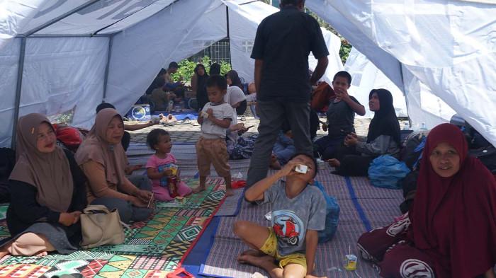 GUNUNG API NAIK LEVEL - Suasa warga mengungsi di posko pengungsian Kampus USK Kampung Mekar Ayu, Kecamatan Timang Gajah, Kabupaten Bener Meriah, usai Gunung Burni Telong meningkat jadi level siaga, Rabu (31/12/2025).