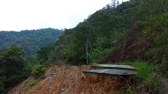 AKSES JALAN PUTUS - Warga Kecamatan Pining, Kabupaten Gayo Lues jalan kaki menjemput bantuan ke posko di Deasa Uring, Jumat (19/12/2025).