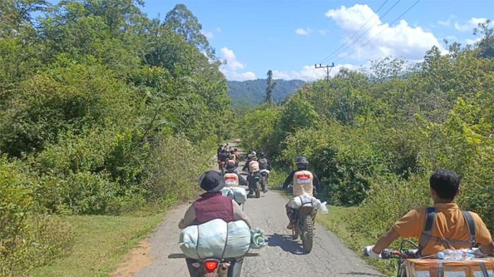 naik trail antar bantuan ke linge