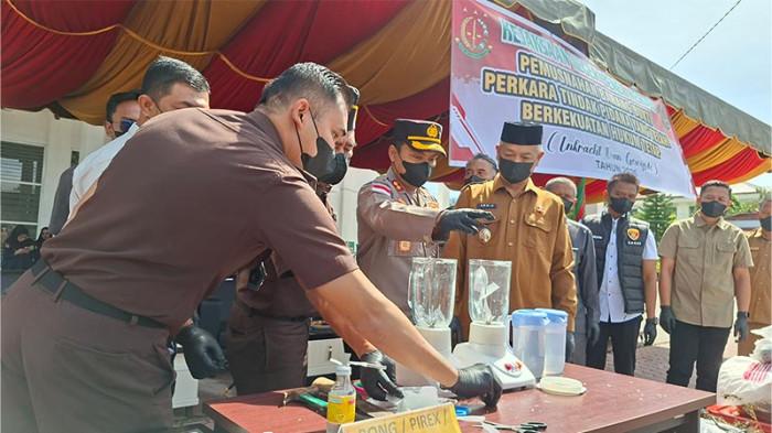 PEMUSNAHAN BARANG BUKTI - Kejaksaan Negeri (Kejari) Bener Meriah memusnahkan barang bukti yang telah berkekuatan hukum tetap (inkrach) di halaman Kejari setempat, Selasa (28/4/2026).