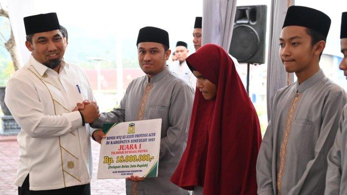 Pj Bupati Aceh Besar Serahkan Bonus Juara MTQ dan FASI, Ini Nama-namanya