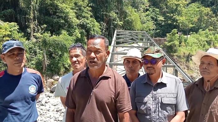 PERBAIKAN JALAN ENANG-ENANG- Sahrial Abadi (tengah) salah satu inisiator perbaikan jalan kawasan Enang-enang, Bener Meriah. Ia mengaku terharu dan tak bisa membendung air mata setelah mengetahui ada bantuan dan dari jamaah haji asal Bener Meriah, Senin (8/6/2026).