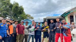Anggota-BPBD-Bener-Meriah-foto-bersama-usai-menangkap-ular-king-kobra.jpg