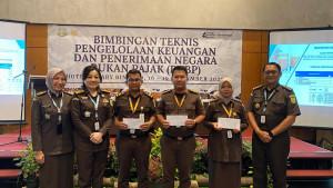 BENDAHARA-Kejari-Gayo-Lues-terima-penghargaan-dari-Kejagung.jpg
