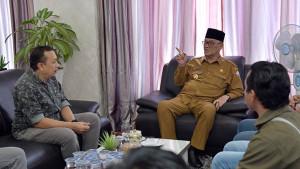BUPATI-BENER-EMRIAH-DI-KANTOR-BUPATI.jpg