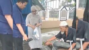 Bupati-Aceh-Tengah-bersama-istri-menolong-lansia-terlantar-di-Kota-Medan.jpg
