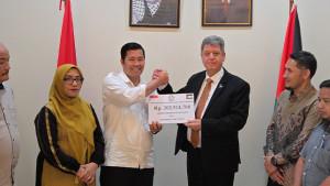 Bupati-Aceh-Tengah-menyerahkan-bantuan-kemanusiaan.jpg