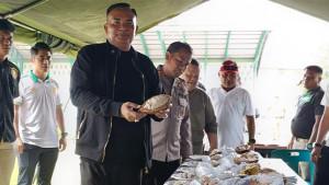 Bupati-Aceh-Tenggara-M-Salim-Fakhry-memegang-kakao.jpg