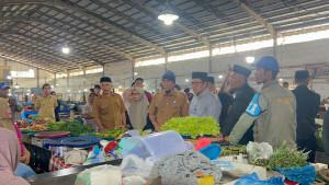 Bupati-Haili-Yoga-di-Pasar-Paya-Ilang-Takengon.jpg