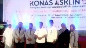 Dokter-Popon-kedua-dari-kiri-bersama-Ketua-Umum-Asklin.jpg