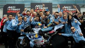 Foto-Alex-Marquez-bersama-tim-nya-Ducati-di-MotoGP-Inggris-2025.jpg