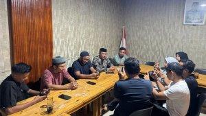 HAJI-UMA-DAMPINGI-KELUARGA-KORBAN-PENEMBAKAN.jpg