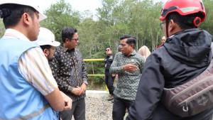 Hanafiah-menyampaikan-ucapan-selamat-kepada-Direktur-PDAM-yang-baru.jpg