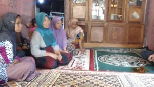 Istri-bersama-keluarga-sopiandi-di-rumah-duka-desa-Nosa.jpg