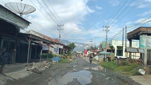 JALAN-BERTABUR-LUBANG-DESA-KUNING.jpg