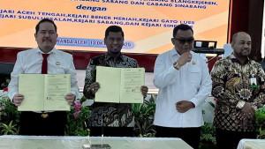 KAJARI-Gayo-Lues-Heri-Yulianto-melakukan-penandatanganan-kesepakatan.jpg