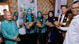 MARLINA-USMAN-MEMPERLIHATKAN-BAHAN-BAKU-JANENG.jpg