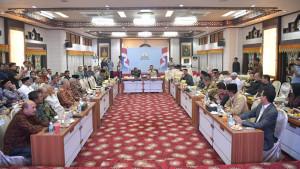 MENGGELAR-RAPAT-PEMBAHASAN-UUPA.jpg