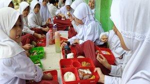 Makan-bergizi-gratis-sd-bambel.jpg