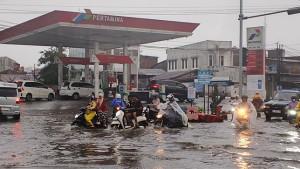 Masyarakat-melintas-di-Simpang-Lemah-Burbana-yang-terendam-genangan-banjir.jpg