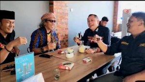 Menikmati-selir-kopi-bersama-GM-Parkside-Hotel-Noersyam-Akhmad.jpg
