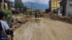 PASCA-BANJIR-BANDANG-JALAN-BERDEBU.jpg