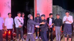 Para-seniman-dalam-Semaan-Puisi-Episode-ke-100-di-situs-bersejarah-Keraton-Kaibon.jpg