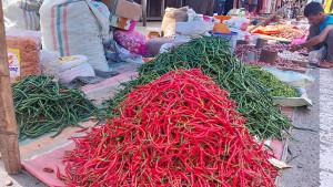 Pembeli-sedang-membeli-kebutuhan-dapur-di-pasar-Mingguan-Simpang-Balek.jpg