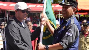 Pengurus-Pusat-IKA-USK-menyerahkan-Bendera-USK-kepada-Bupati-Haili-Yoga.jpg