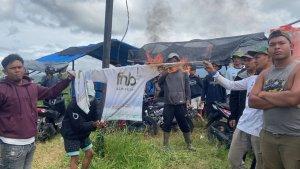Petani-cabai-membakar-baju-berlogo-Perusahaan-Fnb-Agritech.jpg